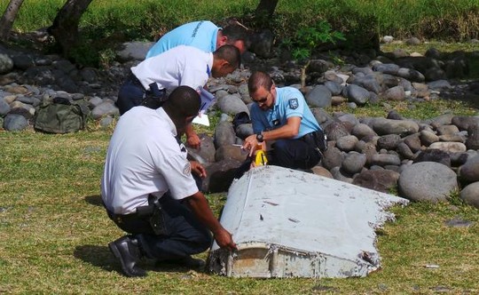 Mảnh vỡ nghi là vạt cánh phụ máy bay tìm thấy hôm 29-7. Ảnh: Reuters