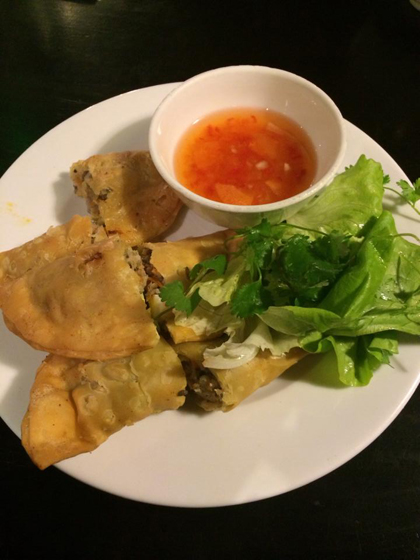 Lý Quốc Sư- bánh gối Du khách đi dọc con phố Lý Quốc Sư đều dễ dàng nhận diện được quán bánh gối nức tiếng Hà thành này, Bánh ở đây có lớp vỏ vàng ruộm nhưng giòn và dai. Bên trong là phần nhân từ thịt băm trộn lạp xưởng, mộc nhĩ, nấm hương, miến và chút hạt tiêu. Bánh cắt miếng vừa ăn cùng nước chấm chua ngọt khiến ai nấy đều thích thú.. Giá một chiếc ở đây khoảng 9.000 đồng. Ảnh 4: Bánh gối ăn kèm rau sống và nước chấm. Ảnh: Má Lúm.