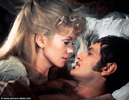 Omar Sharif và nữ diễn viên Catherine Deneuve trong phim “Mayerling” (1969).