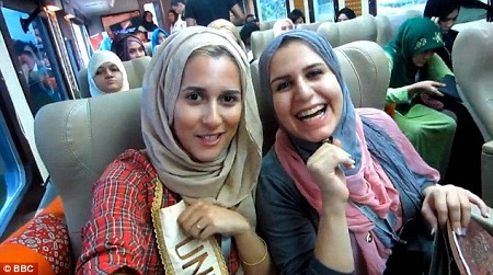 Dina
Torkia đến từ Vương quốc Anh, và một cô gái người Iran.