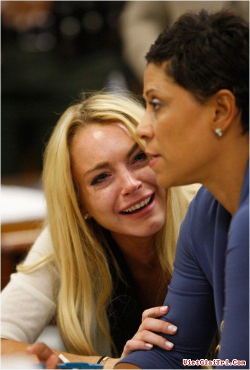 Vào năm Lindsay Lohan đã bật khóc khi nghe tòa tuyên án 300 ngày ngồi tù. Tuy nhiên may mắn cho nữ diễn viên, ca sỹ này khi cô chỉ phải ngồi tù 30 ngày do nhà tù quá đông và không đủ chỗ cho các phạm nhân nên số ngày ngồi tù của Lindsay Lohan được giảm đi đáng kể.