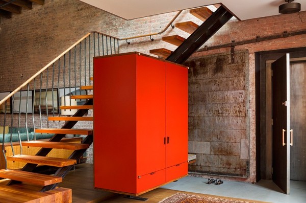 Chiếc tủ để đồ màu da cam làm nổi bật làm bừng sáng không gian trong căn hộ