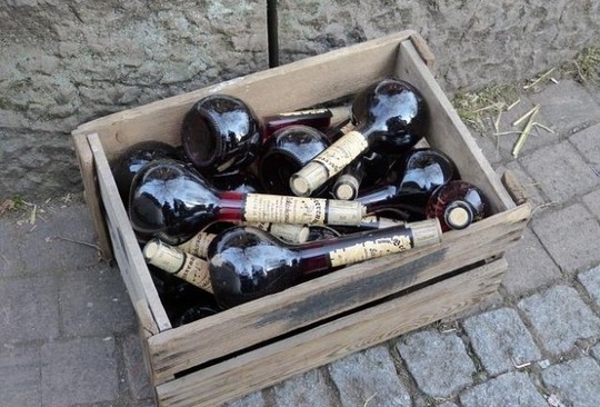Rượu lậu, rượu giả tự pha chế độc hại đã nhiều lần gây chết người nhưng vẫn lưu hành được trên thị trường của những người dân nghèo vì giá rẻ. Ảnh: Anadolu Agency