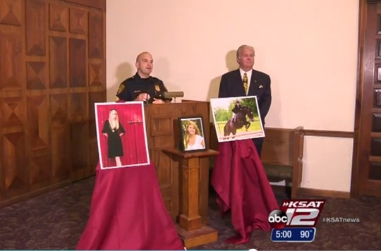 Ông Dick Tips- chủ nhà tang lễ Mission Park Funeral Chapel North và cảnh sát TP San Antonio tại khu vực cử hành tang lễ của Julie Mott. Ảnh: AP