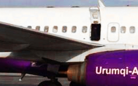 The door of Chinas Urumqi Airlines aircraft was opened just as the plane was preparing to take off on a domestic flight on Saturday. Photo: Yaxin.com