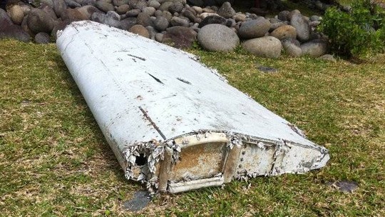 Mảnh vỡ nghi của MH370 được tìm thấy một ngày trước đó. Ảnh: Reuters