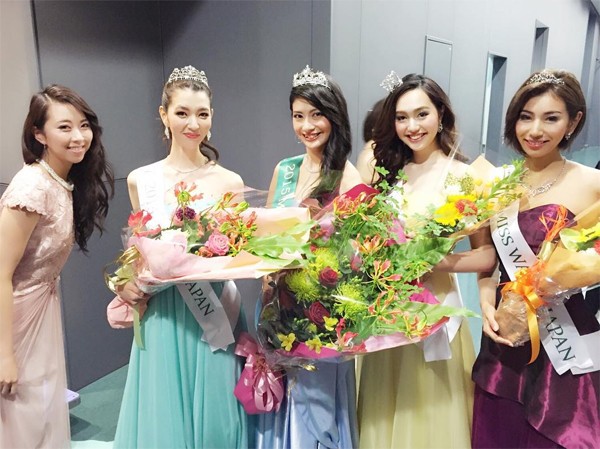 Tân Hoa hậu Trái đất Nhật Bản bên cạnh Hoa hậu Khí, Hoa hậu Nước và Hoa hậu Lửa.