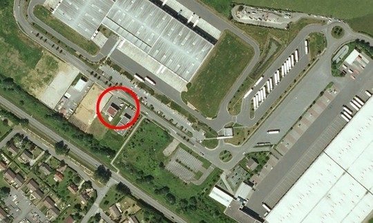 Công ty in ấn Création Tendance Découverte ở Dammartin-en-Goële đang xảy ra vụ bắt cóc con tin. Ảnh: Google Earth