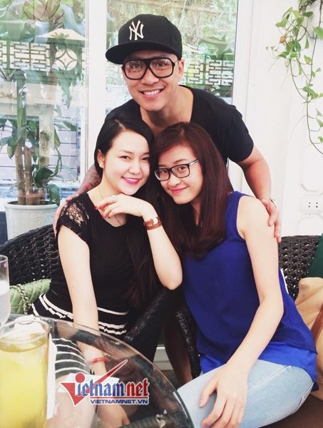 Phí Linh trong một buổi cà phê với vợ chồng ca sĩ Tuấn Hưng.