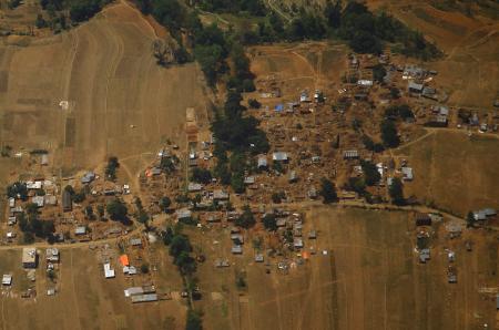 Các ngôi nhà ở huyện Sindhupalchowk bị thiệt hại nặng nề sau động đất. Ảnh: Reuters