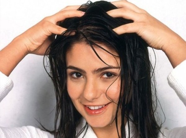 4. Mát xa da đầu: Các chuyên gia cho rằng, nếu bạn xoa bóp da đầu của bạn thường xuyên, sẽ giúp tóc của bạn phát triển nhanh hơn. Điều này sẽ làm tăng lưu thông máu và giúp kích thích sự tăng trưởng của tóc. Bạn có thể dành khoảng 10 phút trước khi ngủ để mát xa da đầu nhẹ nhàng. Không chỉ giúp bạn thư giãn đầu óc và rơi vào giấc ngủ nhanh hơn, vai trò của mát xa còn giúp tóc bạn dài nhanh.