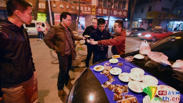 Do bán hàng trước cổng trường Đại học, nên nhiều sinh viên đã ghé thăm và mua ủng hộ hai chàng trai.