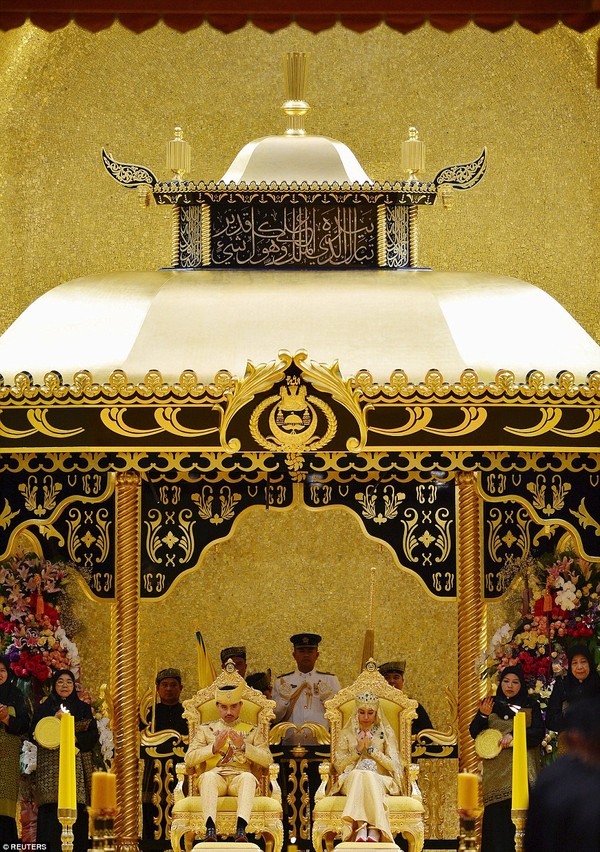 Nói về độ xa hoa của đám cưới hoàng gia, không thể không nhắc tới đám cưới tráng lệ của Hoàng tử Brunei - con trai Quốc vương Hassanal Bolkiah,một trong những người giàu có nhất trên thế giới đã diễn ra hôm 12/4 vừa qua.