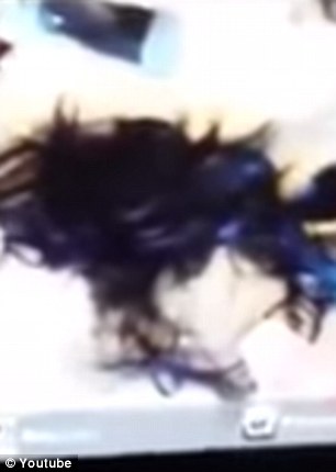 Izabel và mái tóc bị cắt trong đoạn video. Ảnh: Youtube