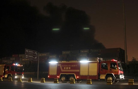 Xe cứu hỏa dồn dập đến hiện trường. Ảnh: Reuters