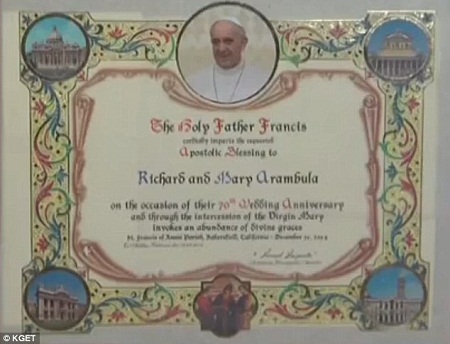 Tấm
thiệp gây ấn tượng nhất đối với cặp đôi là tấm thiệp chúc phúc của Giáo hoàng
Francis.