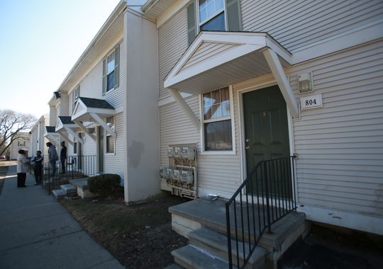 kẻ tình nghi bị bắt tại một ngôi nhà gần đó cũng trong khu phức hợp này. Ảnh: Detroit Free Press
