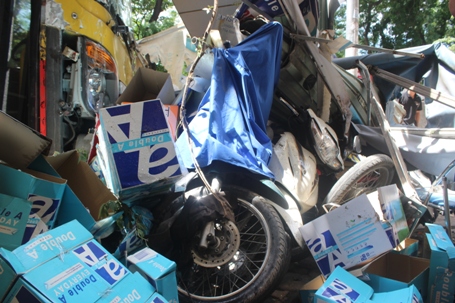 Nhiều xe máy bị dồn toa đổ xiêu vẹo và hư hỏng nặng