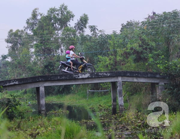 Bà mẹ 9X chạy xe 160km mỗi ngày đưa con đi học_11