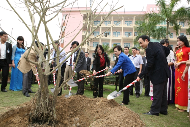 Bộ trưởng và đoàn công tác trồng cây lưu niệm