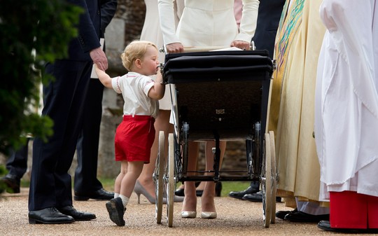 Hoàng tử bé George nhón chân nhìn em gái Charlotte. Ảnh: