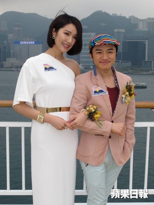 Vương Tổ Lam và cựu Hoa hậu Lý Á Nam viết lên truyền thuyết tình yêu tại showbiz Hong Kong. Tổ Lam không chỉ có gương mặt kém sắc, anh còn sở hữu chiều cao khiêm tốn hơn 1m50, trong khi “nửa kia” cao trên 1m70. Bất chấp khoảng cách “Bạch Tuyết và chú lùn”, họ tổ chức đám cưới hồi đầu năm.