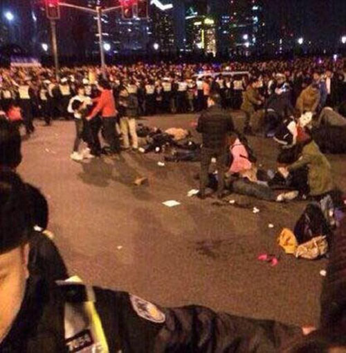 Đêm giao thừa vừa qua, chính quyền Thượng Hải đã đưa ra thông cáo khẳng định có 35 người chết và 42 người bị thương trong một vụ giẫm đạp tập thể xảy ra chỉ nửa tiếng trước khi tiếng chuông giao thừa vang lên.