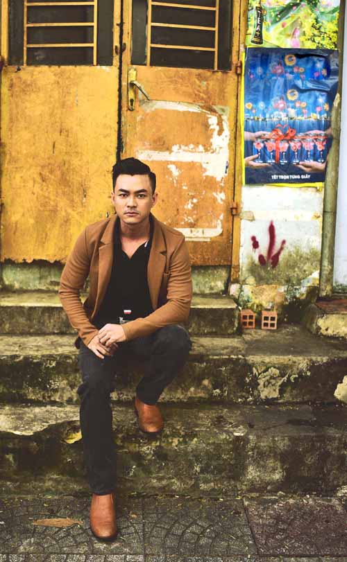 Mix vest theo phong c&aacute;ch của những ch&agrave;ng trai kh&ocirc;ng th&iacute;ch sự cứng nhắc v&agrave; qu&aacute; lich l&atilde;m của những bộ suits đồng điệu sắc m&agrave;u.