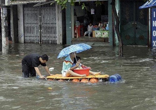 Nhìn lại trận lụt lịch sử năm 2008 tại Hà Nội - Ảnh 9