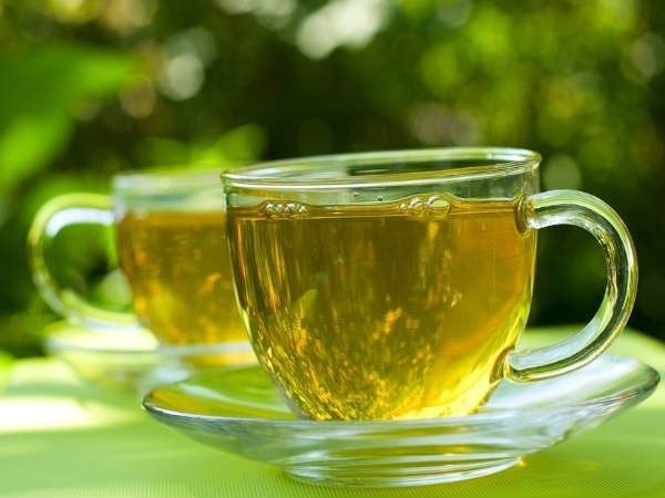 Uống trà xanh. Uống nhiều trà xanh cũng là một bí quyết giảm béo bụng cấp tốc thú vị. Bạn hãy uống trà xanh sau bữa ăn để tiêu hóa thức ăn được hiệu quả, giảm mỡ máu và cảm giác nhẹ nhõm, dễ chịu.