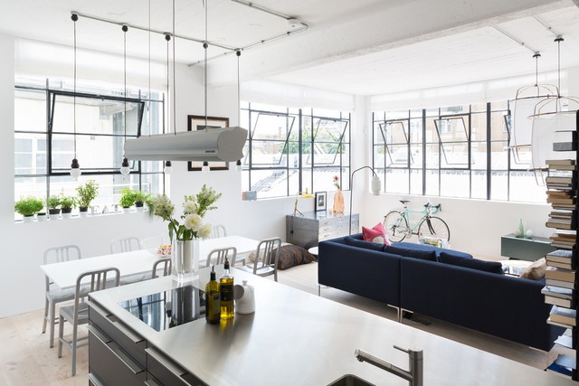 Phòng bếp liên thông với phòng khách, tạo nên một không gian rộng rãi, thông thoáng