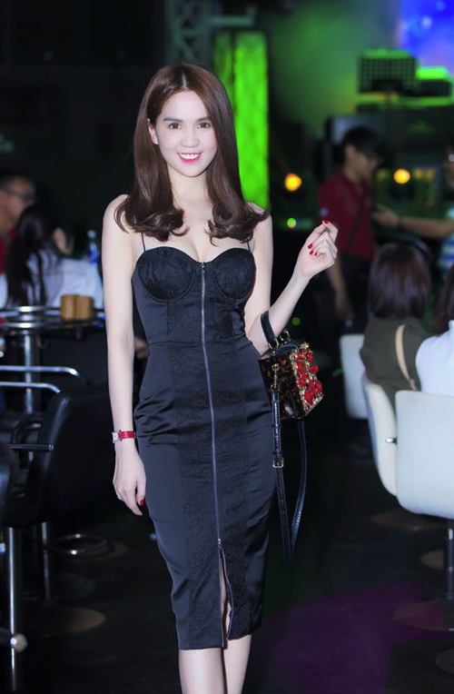 Ngọc Trinh với mốt váy hai dây của xu hướng thời trang mùa hè 2015 với cách phối hợp vải lụa, ren đen và chi tiết dây kéo khóa vô cùng ấn tượng kéo dài trên thân váy.