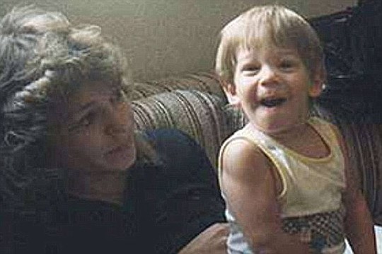 Bà Debra và con trai Christopher Milke lúc cậu bé còn sống. Ảnh: Daily Mail