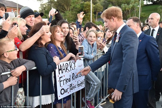 Một đám đông tụ tập bên ngoài hàng rào sân bay để gặp mặt hoàng tử. Ảnh: AAP