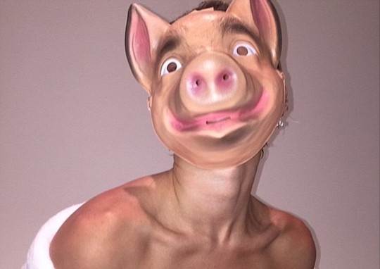 Miley chụp ảnh cùng mặt nạ lợn