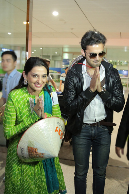 Avinash Mukherjee và Smita Bansal đã có mặt tại cửa đến quốc tế Sân bay Tân Sơn Nhất, Tp.HCM, trong sự chào đón cuồng nhiệt cùng niềm vui vỡ òa của người hâm mộ. Vừa trải qua một chuyến bay dài khá dài nhưng nữ diễn viên Smita Bansal vẫn xuất hiện rất rạng rỡ, chị tươi cười vẫy chào fan và người hâm mộ có mặt tại sân bay.