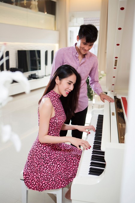 Công Vinh tiết lộ những lúc được đứng bên cây đàn piano thưởng thức những giai điệu trữ tình của bà xã luôn đem tới cho anh cảm giác bình yên và giải tỏa stress.