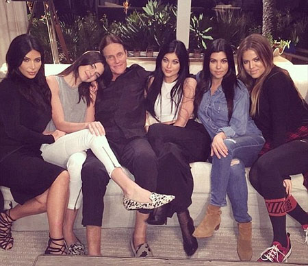 Bruce Jenner bên các cô con gái của mình, hai con đẻ và ba con riêng của vợ cũ.