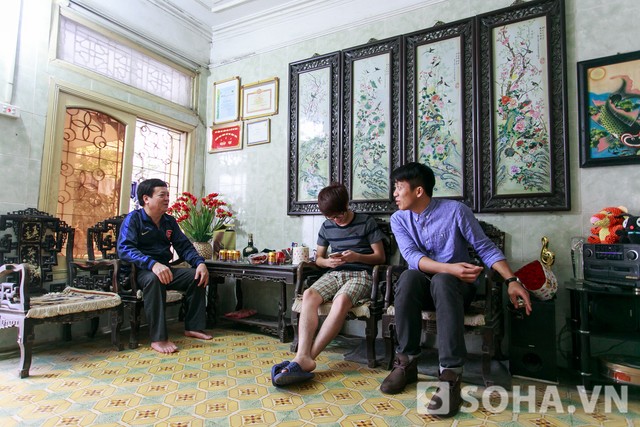 Hiện tại, chỉ mình bố của Bùi Anh Tuấn sống thường xuyên ở đây. Nam ca sĩ cùng mẹ đang sống ở thành phố Hồ Chí Minh để thuận lợi cho công việc, cô em gái của anh cũng đang theo học trong miền Nam.
