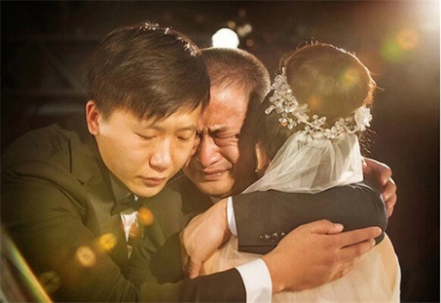 cha khóc trong ngày cưới của con gái, tình cảm cha con, người cha, con gái đi lấy chồng