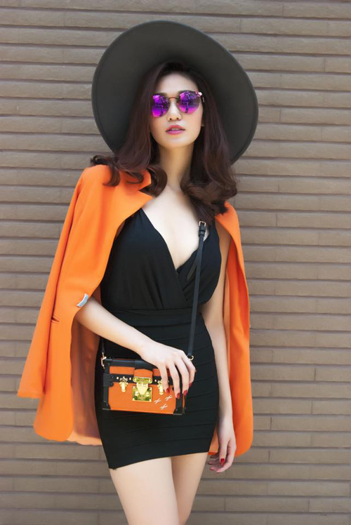 Thiết kế áo khoác oversize nổi bật trên màu cam được người đẹp phối hợp cùng váy băng quấn sexy.