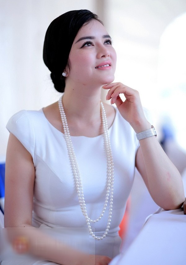 Những trang phục lộ bụng ngấn mỡ của người đẹp Việt