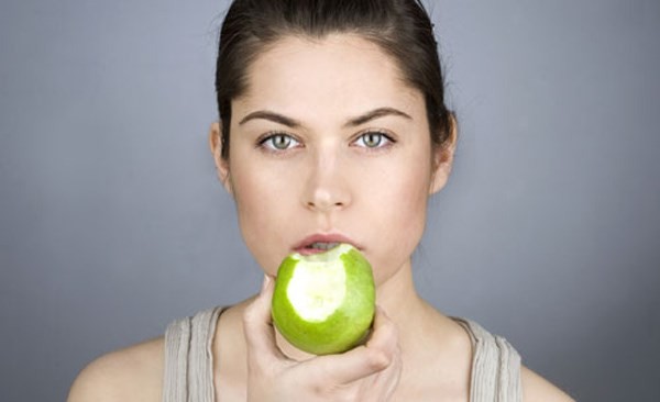 Ăn táo. Táo được các nhà khoa học gọi là loại quả kỳ diệu bởi mỗi quả táo chứa ít nhất 5 gram chất xơ và pectin, một chất có tác dụng tiêu mỡ tự nhiên. Táo có rất ít đường thế nên phần calories thu về cũng ít hơn các loại hoa quả khác. Nó sẽ giúp bạn kiểm soát tốt hơn lượng calories nạp vào mà không phải lo đến chuyện ăn thiếu chất.