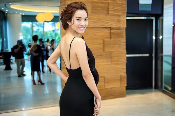 Kim Cương khoe đường cong gợi cảm với thiết kế váy hai dây, hở lưng sexy.
