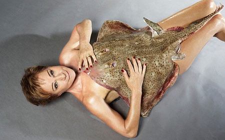 Nữ
diễn viên Zoë Wanamaker (66 tuổi) chụp hình với một chú cá đuối.