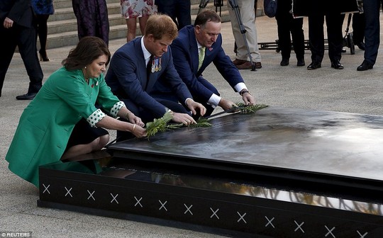 Hoàng tử Harry đặt hoa tại Đài tưởng niệm Chiến tranh Quốc gia. Ảnh: Reuters