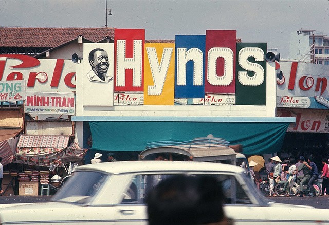 8.	Kem đánh răng Hynos: Rất nhiều người Sài Gòn sinh ra và lớn lên vào thế kỷ 20 vẫn còn nhớ đến kem đánh răng Hynos với hình người đàn ông da đen nở nụ cười tươi rói, khoe hàm răng trắng sáng. Đây là một thương hiệu Việt từng làm mưa làm gió trên thị trường. Năm 2007, công ty cổ phần P/S cũng bắt đầu phục hưng lại sản phẩm kem đánh răng Hynos. Hynos được bán ở nông thôn nhưng đạt doanh thu thấp. Do vậy, công ty đã đưa Hynos quay về thành thị, bán tại siêu thị. Tuy nhiên, thương hiệu này hiện vẫn chưa thể nổi cộm như thời hoàng kim trước kia. 