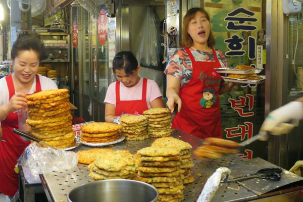 Pajeon chay (bánh bộ chiên) được làm từ tỏi tây và hành lá, còn pajeon hải sản thì gồm tôm, mực, sò, được bán rất chạy ở chợ Gwangjiang, Seoul.