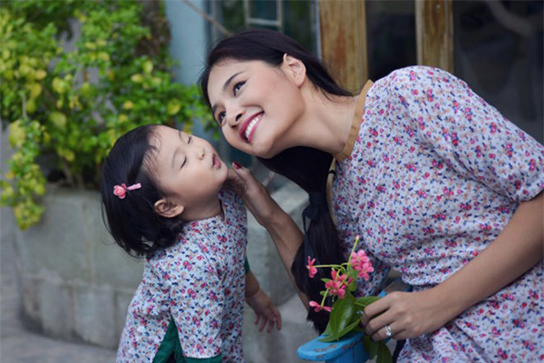 Con-gai-Huong-Giang-xung-xinh-ao-dai-ben