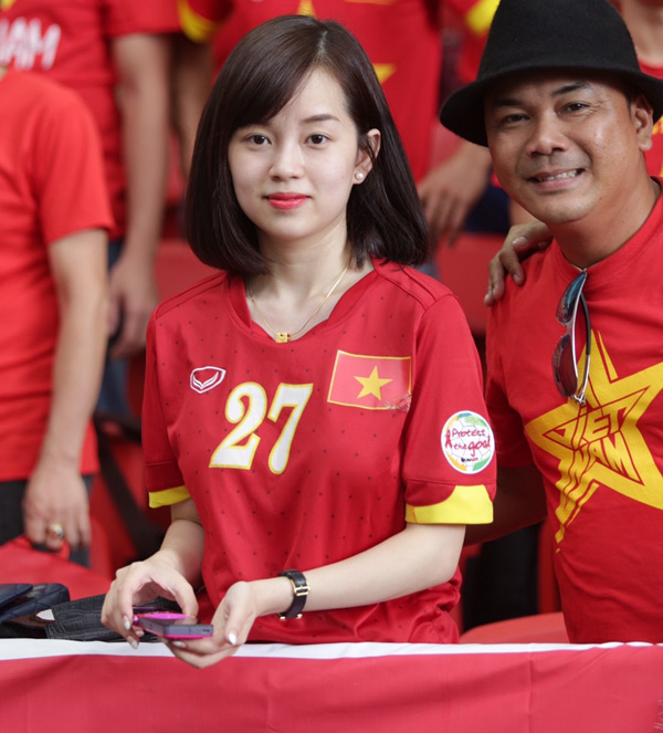 Chỉ ít giờ trước, Khánh Ly và các CĐV Việt Nam tràn đầy hy vọng khi tới sân cổ vũ đội tuyển.